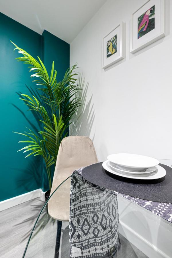 Cosy Modern Apt In Heart Of Stockport - Sleeps 4 Apartment Luaran gambar